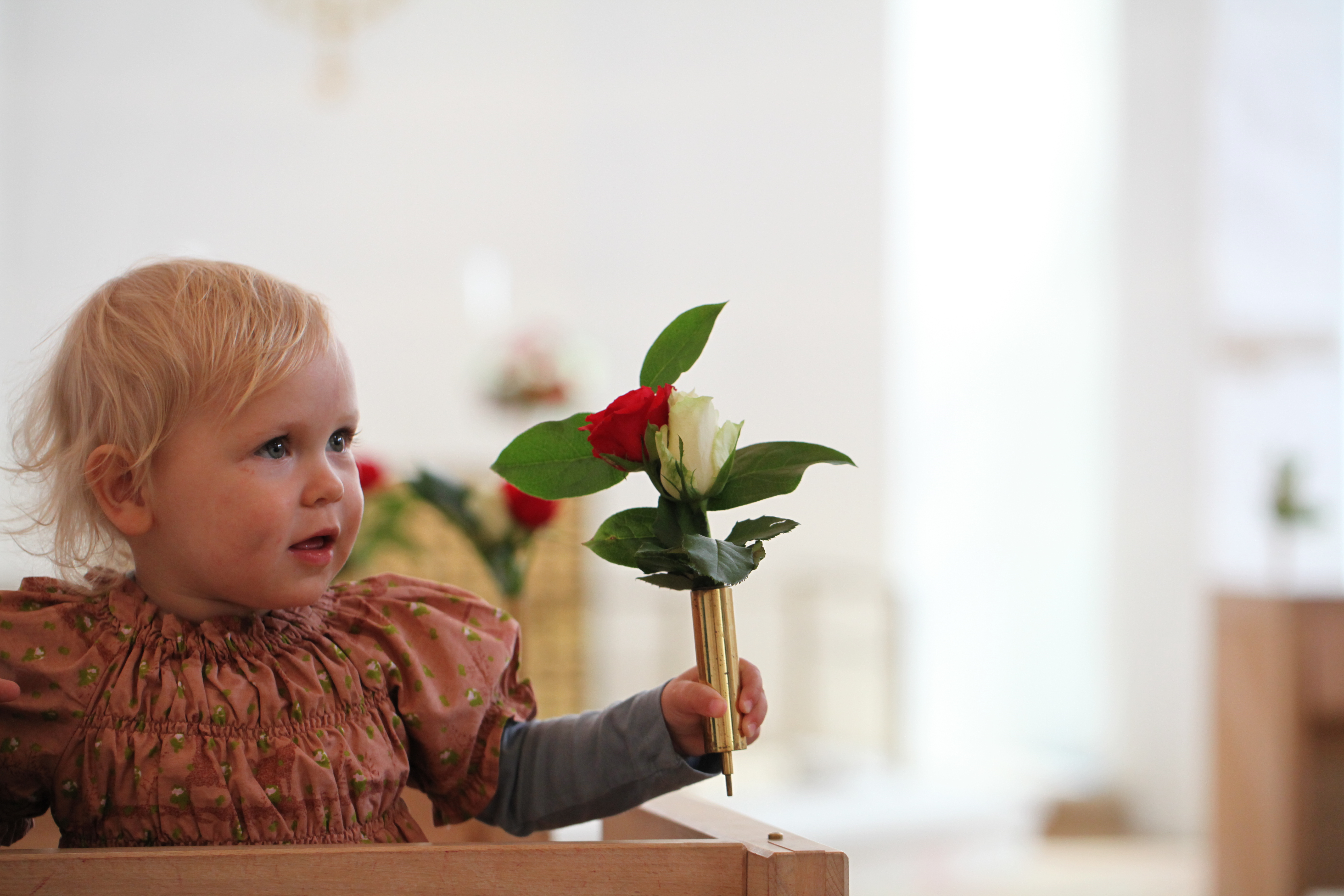 Baby holder blomst i kirken 